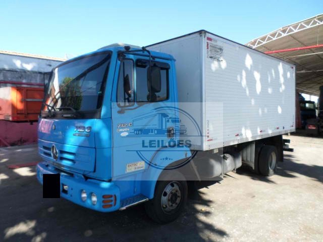  Mercedes Benz 712 C  - 4x2 - 2011 - Baú