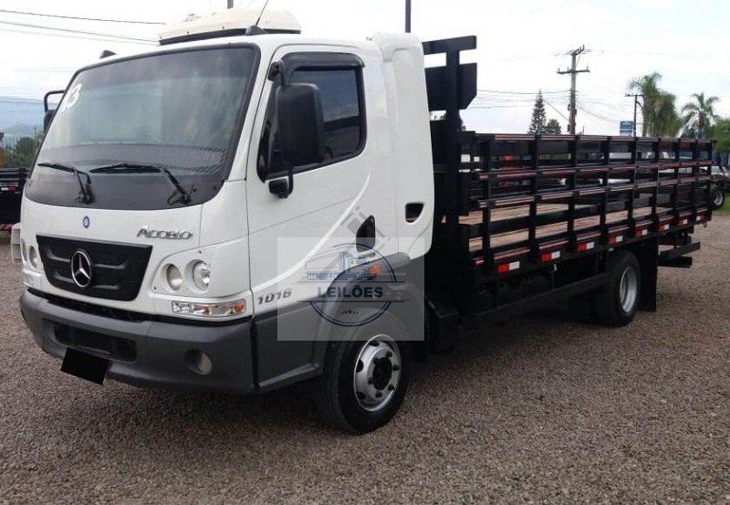  Mercedes Benz Accelo 1016 - 4x2 - 2013 - Carroceria 